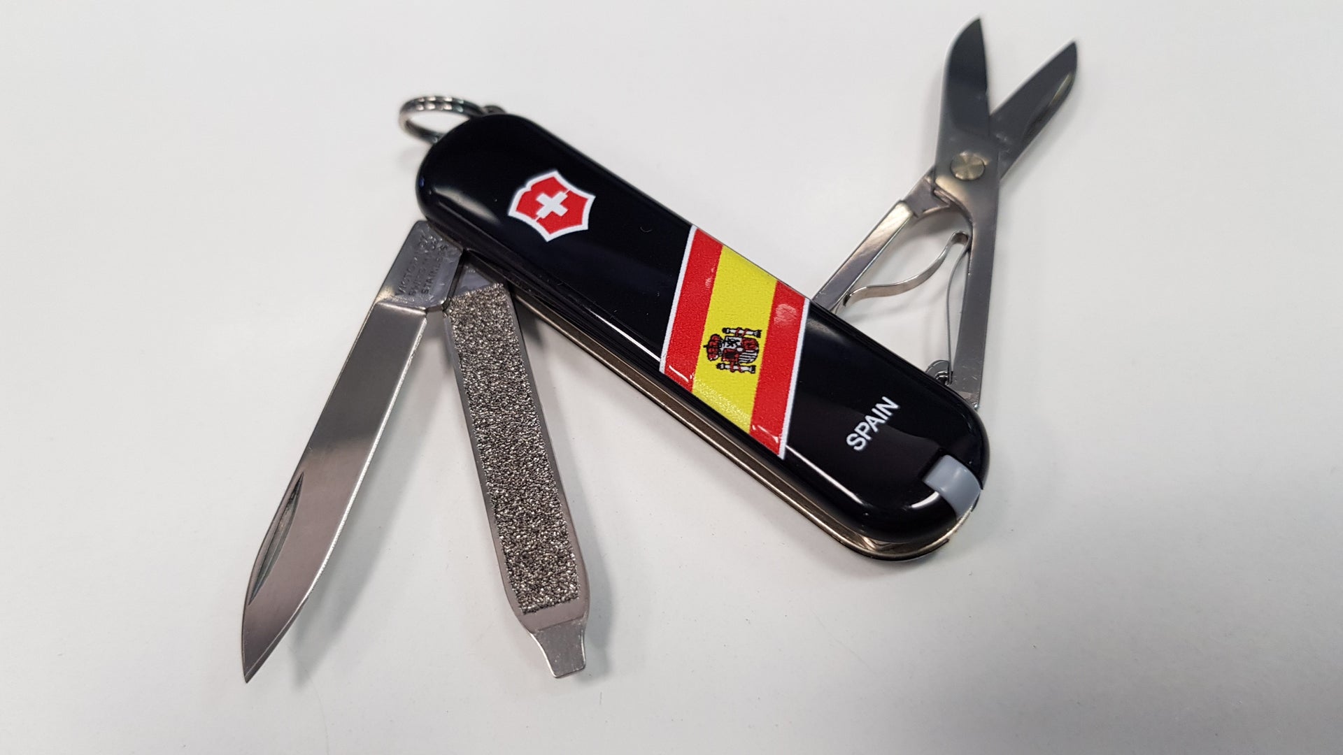 Navaja Victorinox 6203.3E Classic BANDERA NEGRA (Hasta fin stock).